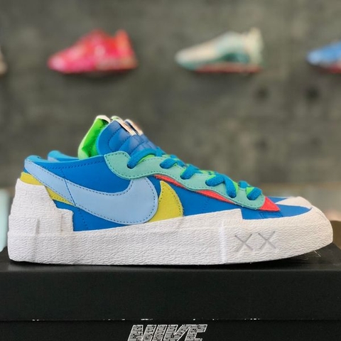 NIKE BLAZER LOW x SACAI X KAWS 'NEPTUNE BLUE' - DM7901400