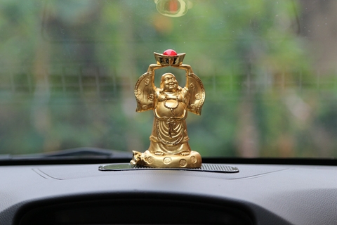 Có nên đặt tượng đồng phong thủy trên ô tô?