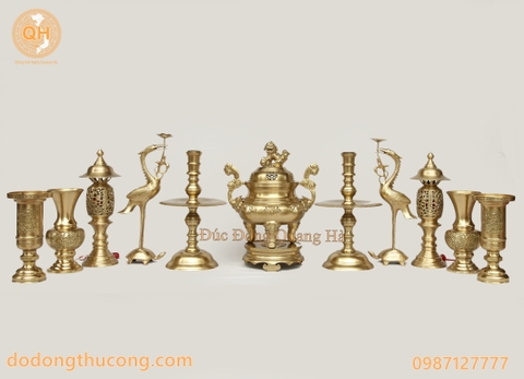 Có nên dùng lọ hoa bằng đồng trên ban thờ gia tiên không?