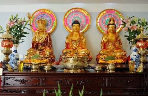 Tượng tam thế Phật là gì, thờ thế nào mới đúng?
