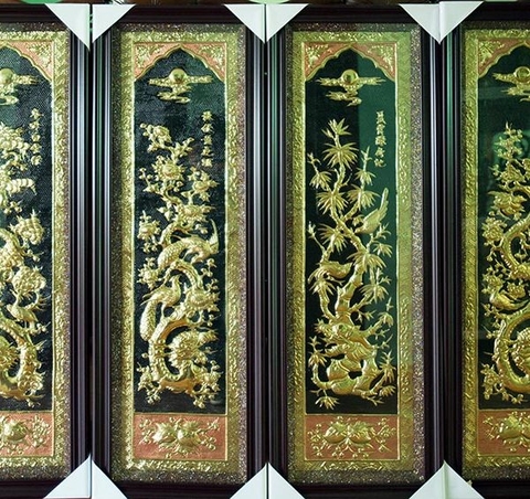 Có nên treo tranh tứ quý bằng đồng trong phòng thờ không?