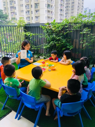 HĐTH: Cắt dán trang phục bé thích