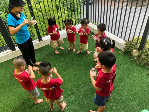 Dạy trẻ kỹ năng giữ bát, cầm thìa