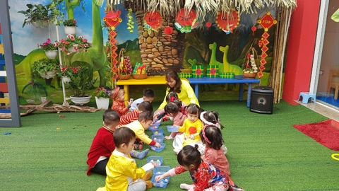 Tháng 12 -Tuần 3: LQVT Dạy trẻ gộp 2 nhóm đối tượng có tổng là 5