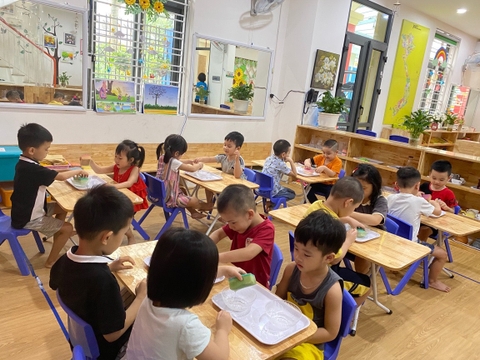 Tháng 10, Tuần 2: LQVT  Dạy trẻ so sánh, nhận biết sự bằng nhau về số lượng của hai nhóm đồ vật