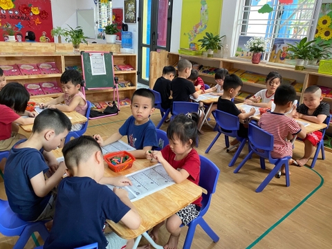 Tháng 9, Tuần 1: LQVT  Dạy trẻ phân biệt hình vuông, hình chữ nhật