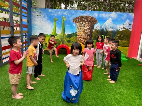 Tháng 11, Tuần 2: LQVH  Truyện: Tôm càng và cá con