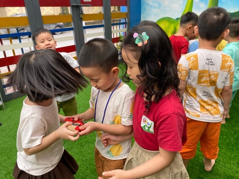 Tháng 11, Tuần 2: LQVH  Truyện:  Học trò của cô giáo chim khách