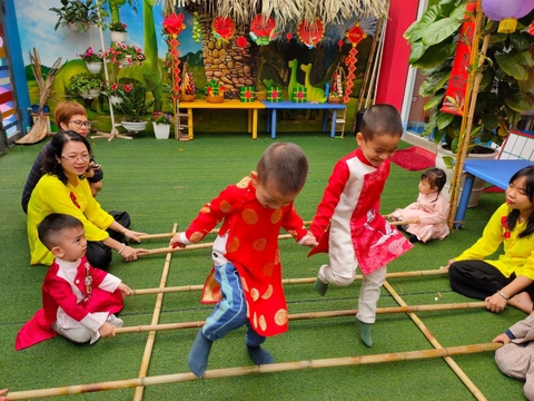 Tháng 1, Tuần 4 LQVT - Gộp 2 nhóm đối tượng trong phạm vi 4, tách, đếm và nói kết quả