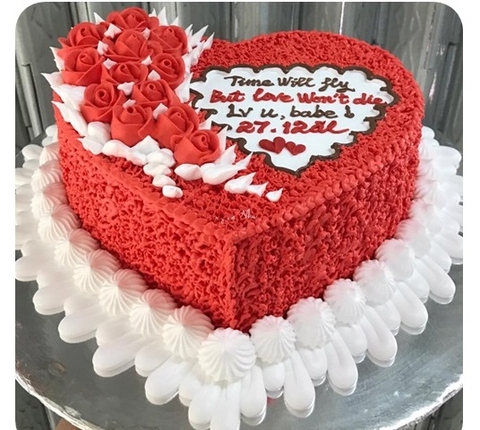 Mẫu Bánh kem sinh nhật hình trái tim Đẹp với Hoa Hồng Socola