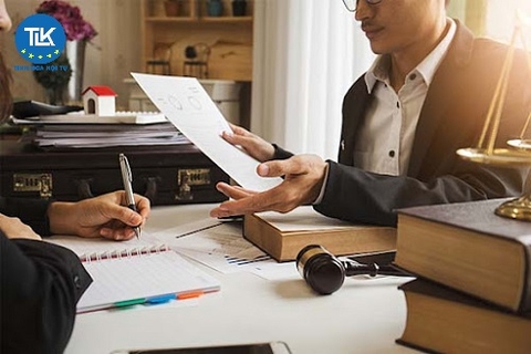 Luật sư kiểm tra hợp đồng doanh nghiệp trước khi ký