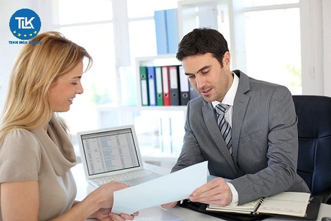 Nên thuê kế toán nội bộ hay thuê ngoài? Phân tích toàn diện