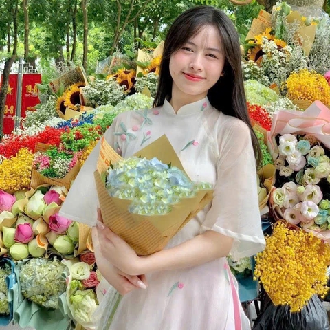 Set áo dài tơ thêu hoa hồng quần suông