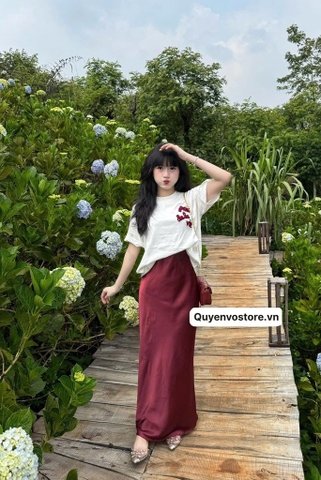 Chân váy lụa đỏ đô