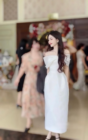 Đầm trắng trễ vai dáng midi