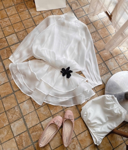Đầm voan trắng cổ cao rút eo