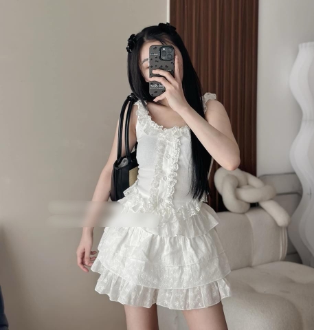 Set áo trắng viền ren sát nách chân váy tầng