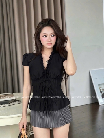 Set áo đen cổ V viền x chân váy kẻ