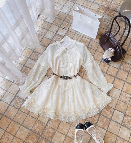 Đầm nude cổ cao V lai bèo kèm belt bướm