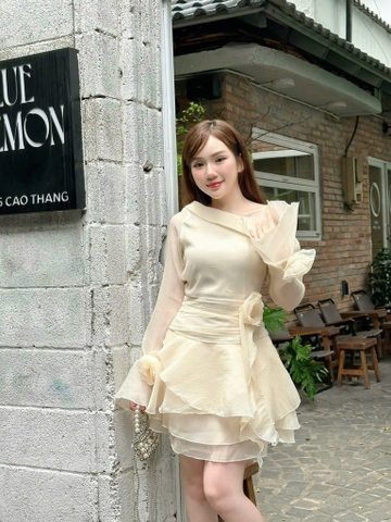 Đầm đỏ lệch vai tay dài tag hoa eo bèo - Kem