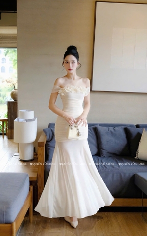 Đầm ôm body trễ vai hoa ngực - Kem
