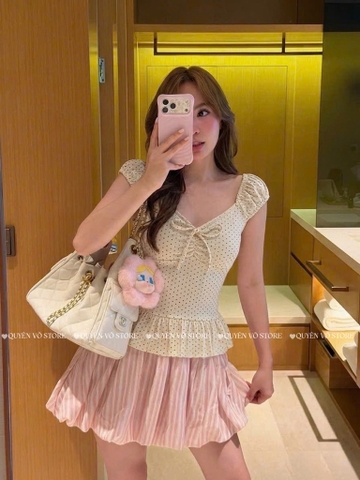 Áo thun cổ tim lai bèo chấm bi