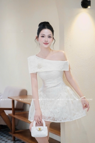 Đầm ren lệch vai đính hoa