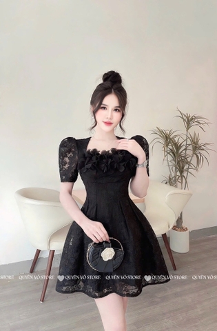 Đầm ren cổ vuông hoa ngực - Đen