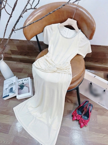 Đầm body kem xoắn eo