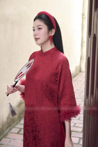 Set áo dài đỏ tay đính lông vũ