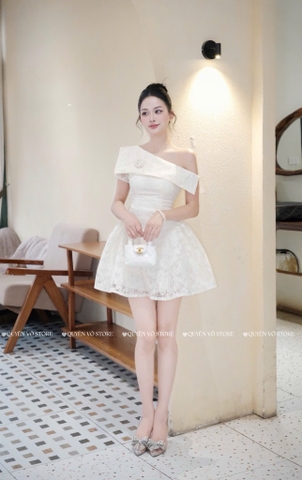 Đầm ren lệch vai đính hoa