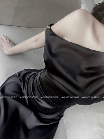 Đầm lụa lệch vai xếp ly eo - Đen