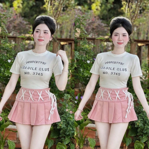 Set áo thun trắng chữ đen chân váy X hồng
