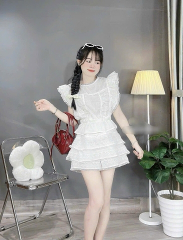 Set áo xô trắng bo eo x chân váy tầng