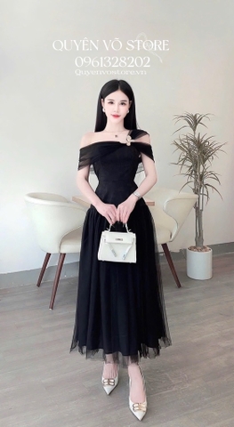 Đầm ren trễ vai phối lưới dáng dài - Đen