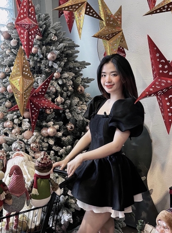 Đầm đen cổ vuông đính nơ
