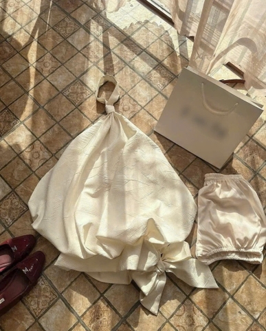 Đầm nude cổ yếm phồng bí