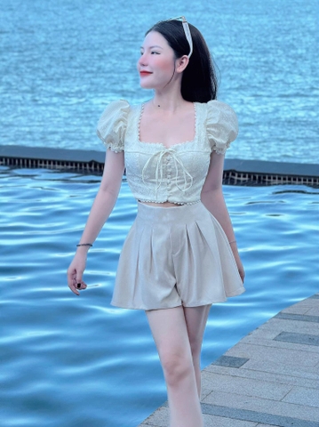 Set crop trắng nút bọc x quần short