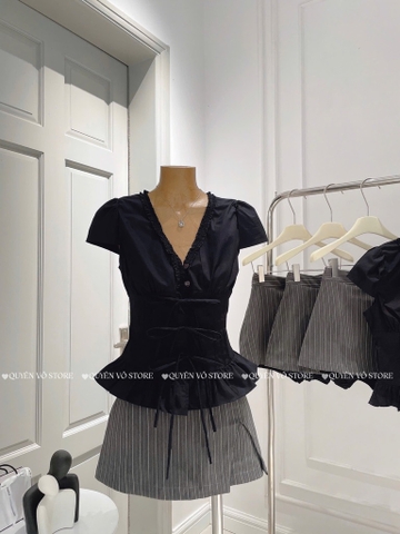 Set áo đen cổ V viền x chân váy kẻ