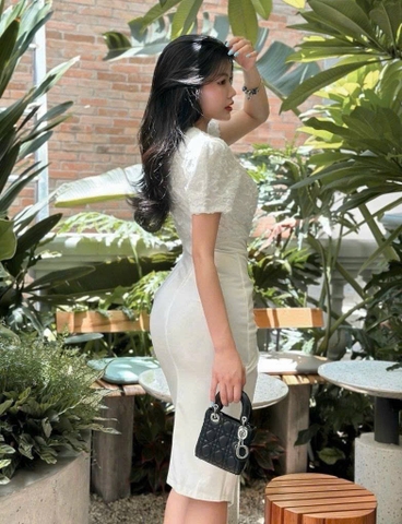 Đầm lụa phối ren hở vai