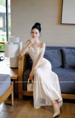Đầm ôm body trễ vai hoa ngực - Kem