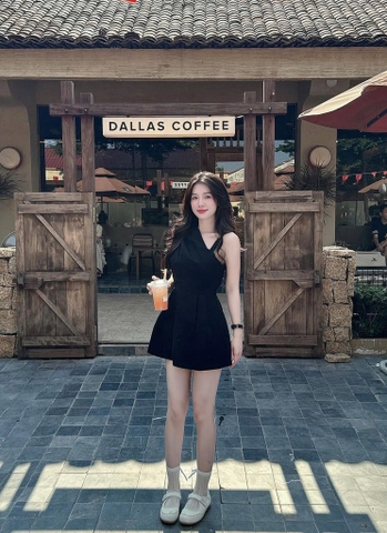 Đầm đen lệch vai khoen vai