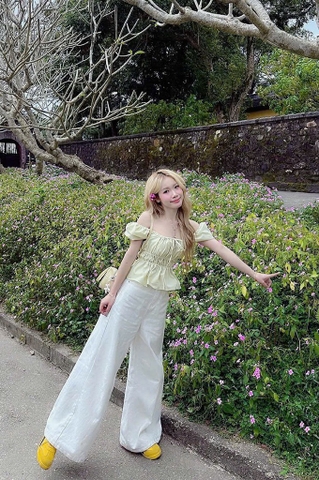 Set áo nhún tay phồng quần suông trắng