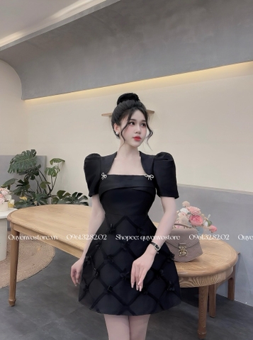 Đầm cổ vuông đính hoa ô