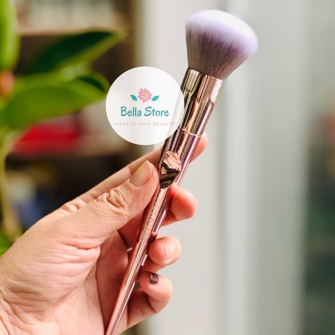 Cọ phấn phủ Wet n Wild Blush Brush Proline