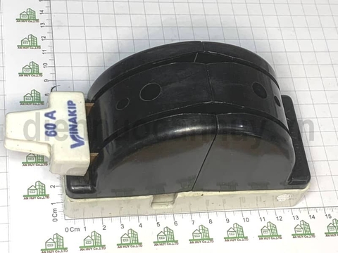 Cầu dao 30A 2P đảo chiều đế sứ Vinakip đen