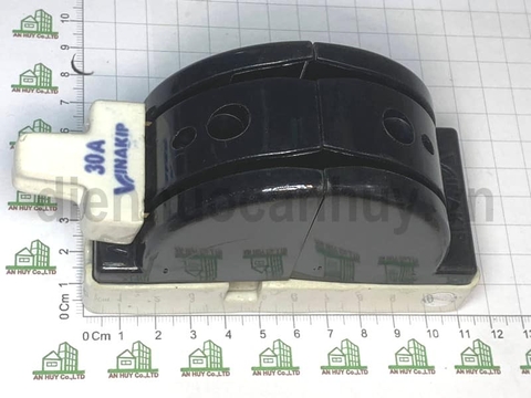 Cầu dao 30A 2P đảo chiều đế sứ Vinakip đen
