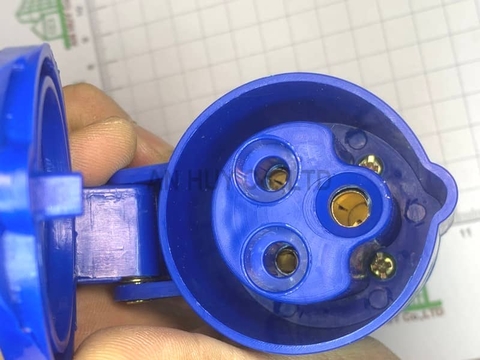 Ổ cắm công nhiệp 3 lỗ MCE xanh 16A IP 44