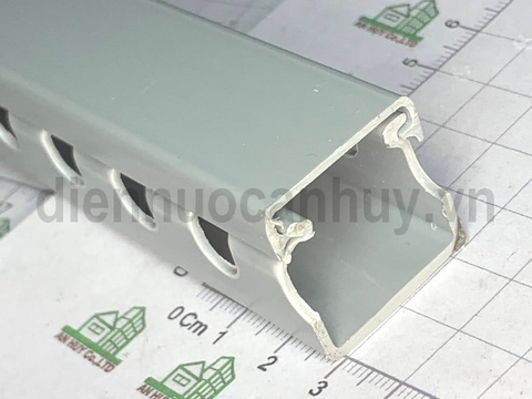 Máng tủ điện 25x25 1.7m/cây đa năng