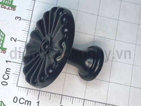 Tay nắm tròn hoa văn mầu đen phi 34